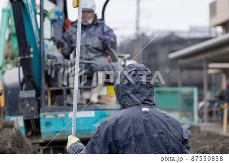 雨の中、建設工事をする作業員 雨の中、建設工事をする作業員 87559838