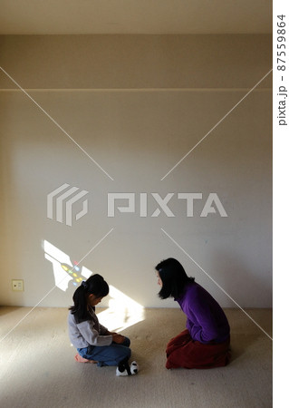 お母さんに叱られる女の子 お母さんに叱られる女の子 87559864