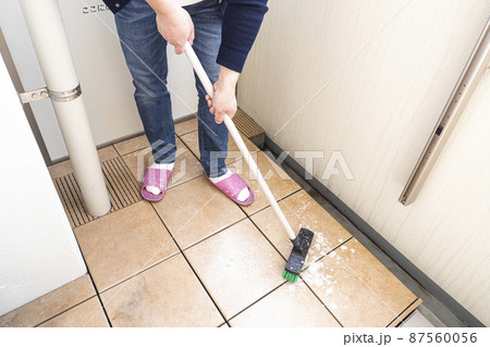 デッキブラシでマンションのベランダの掃除 87560056