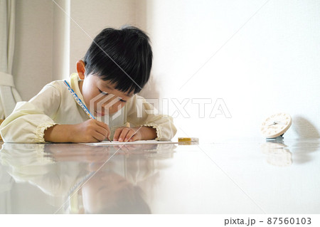 新しい机で勉強する男の子 87560103