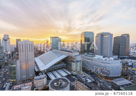 梅田 大阪駅 夕景 オレンジ色に染まる空 阪急グランドビルからの都市景観 87560118