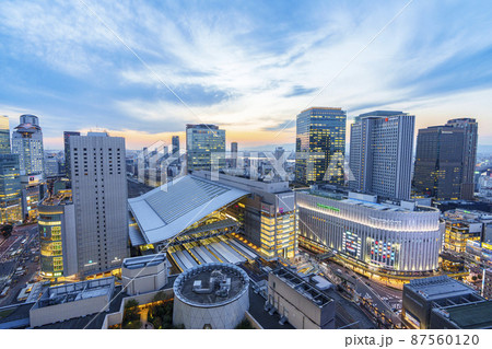 梅田 大阪駅 夕暮れ 薄暮 阪急グランドビルからの都市景観 87560120