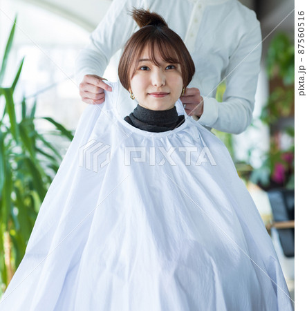 美容院でヘアカットしてもらう女性 美容院でヘアカットしてもらう女性 87560516