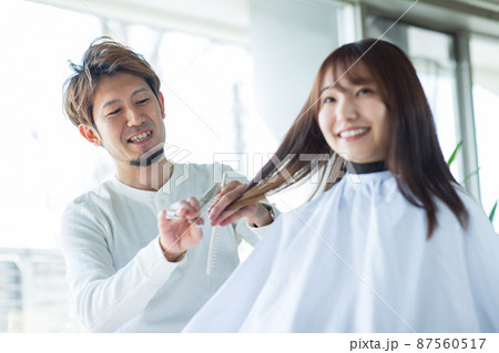 美容院でヘアカットしてもらう女性 美容院でヘアカットしてもらう女性 87560517