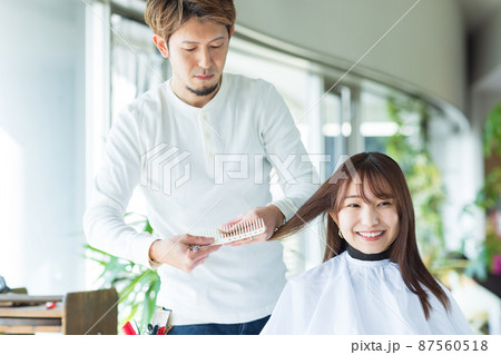 美容院でヘアカットしてもらう女性 美容院でヘアカットしてもらう女性 87560518
