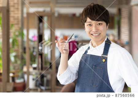 若い美容師さん 87560566