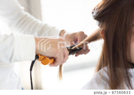 美容院でヘアカットしてもらう女性 87560633
