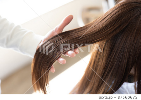 サラサラの髪の毛 87560675
