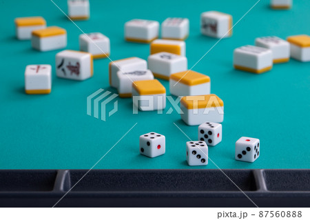 麻雀の牌とサイコロ　Mahjong 87560888