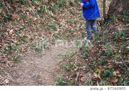 森に迷い込んだ男の子 87560905