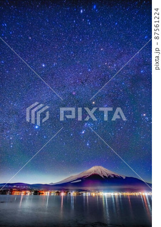 山中湖から見た富士山とオリオン座【山梨県】 山中湖から見た富士山とオリオン座【山梨県】 87561224