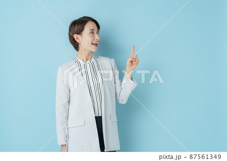 ビジネス　女性　指差し 87561349