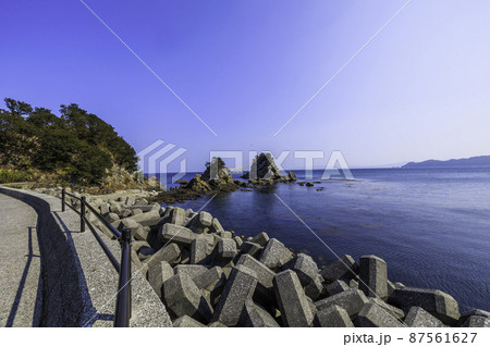 《大分県 豊後二見ヶ浦》 青空の下の豊後二見ヶ浦 87561627