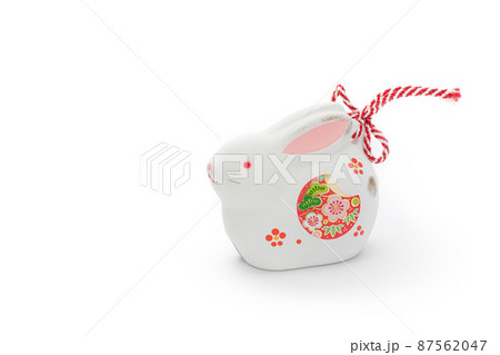 卯年　年賀素材　白い卯の置物　白バック 87562047