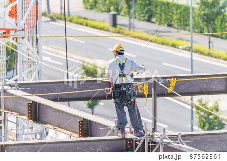 建設現場 高所作業 とび 安全帯 ランヤード スタンション 親綱用支柱 親綱 安全対策 鉄骨工事の写真素材 [87562364] - PIXTA