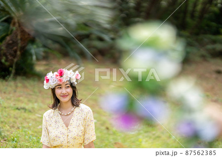 アウトドアウェディング 花かんむり 女性 花嫁 笑顔 幸せ アウトドアウェディング 花かんむり 女性 花嫁 笑顔 幸せ 87562385