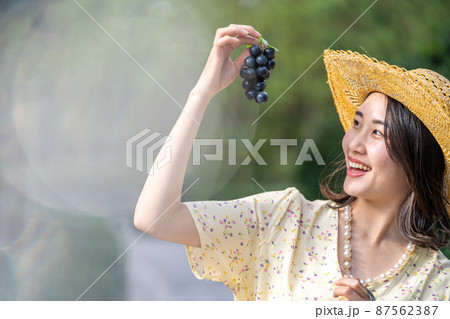 巨峰 女性 笑顔 赤ぶどう 巨峰 女性 笑顔 赤ぶどう 87562387