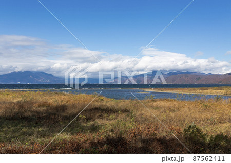 秋の猪苗代湖 87562411