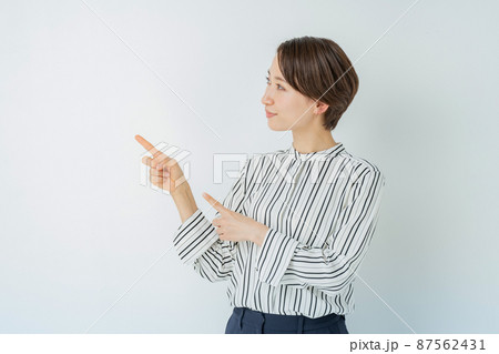 女性　ビジネス　指差し 87562431