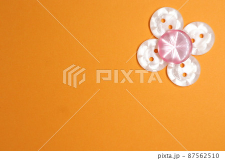 手芸ボタンを用いた背景 花模様 横型 手芸ボタンを用いた背景 花模様 横型 87562510