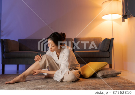 自宅でマッサージをする女性 87562810