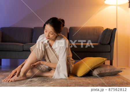 自宅でマッサージをする女性 87562812