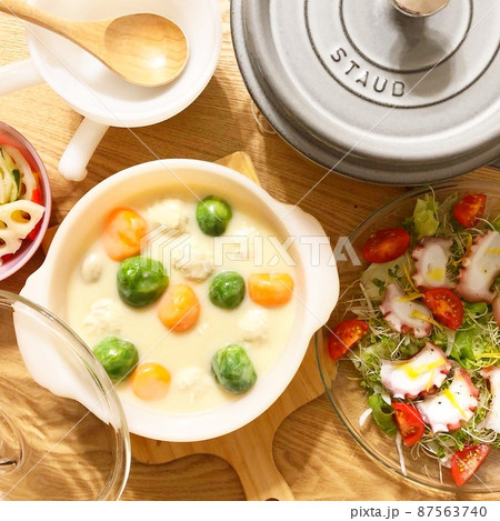 STAUBのある暮らし とある日の夕飯 クリームシチュー STAUBのある暮らし とある日の夕飯 クリームシチュー 87563740
