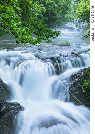 【北海道】伊達市 川霧湧く三階滝　7月 87563750