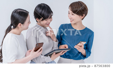女性　ビジネス　ポートレート 87563800