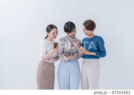 女性　ビジネス　ポートレート 87563801