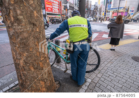 日本の東京都市景観　コロナ禍の渋谷109前。迷惑な放置自転車を撤去する作業員＝3月9日 87564005