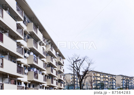 築古の集合住宅が建ち並ぶ団地風景 87564283