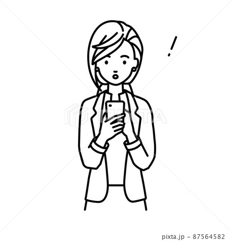 立ってスマートフォンを操作して何かに気づいて驚いたジャケットの女性 87564582