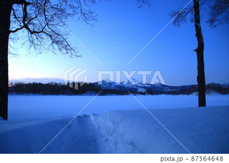 冬の曽原湖(福島県・北塩原村) 冬の曽原湖(福島県・北塩原村) 87564648