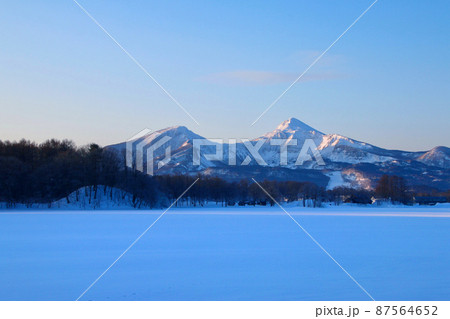 冬の曽原湖(福島県・北塩原村) 冬の曽原湖(福島県・北塩原村) 87564652