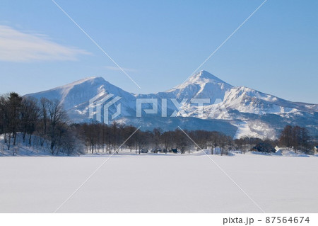 冬の曽原湖(福島県・北塩原村) 冬の曽原湖(福島県・北塩原村) 87564674