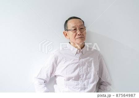 シニア男性　アップ　悩み 87564987