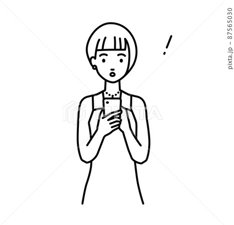立ってスマートフォンを操作して何かに気づいて驚いたドレスの女性 87565030