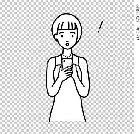 立ってスマートフォンを操作して何かに気づいて驚いたドレスの女性 87565030