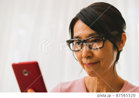 50代女性とスマホ 50代女性とスマホ 87565520