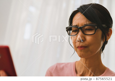 50代女性とスマホ 87565521