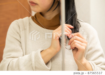 髪の毛をしばる女性　Grooming 87565537
