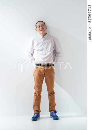 シニア男性　ポートレート　カジュアル 87565718