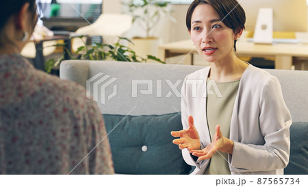 会話する女性　インタビュー　面談 87565734