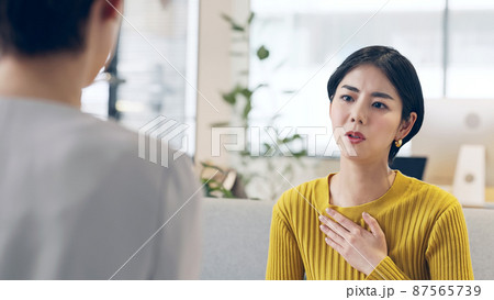 相談する女性　カウンセリング　セラピー 87565739