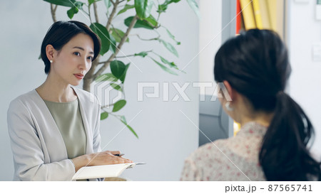 相談を聞く女性　カウンセリング　セラピー 87565741