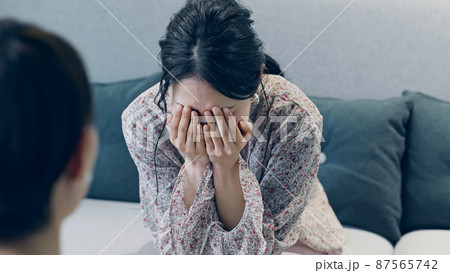 泣く女性　カウンセリング　セラピー 87565742