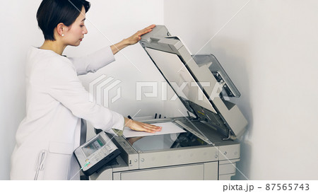 コピー機を使う女性 コピー機を使う女性 87565743