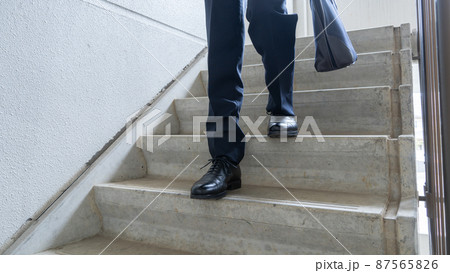 階段を下るビジネスマン イメージ 階段を下るビジネスマン イメージ 87565826