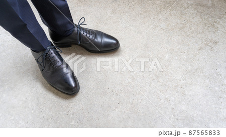 ピカピカに磨いた黒色の革靴｜足元のエチケット　 87565833